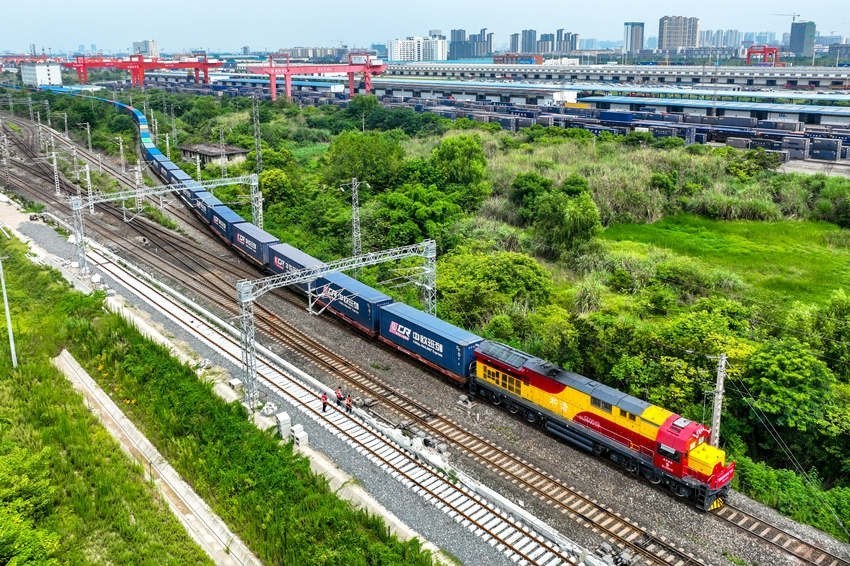 中歐班列（成渝）駛出成都國(guó)際鐵路港。青白江區(qū)委宣傳部供圖