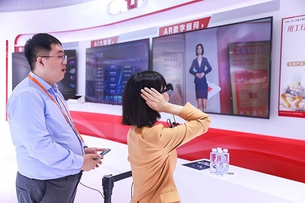 在工商銀行展臺，數(shù)字員工“工曉伴”與觀展游客互動。受訪者供圖