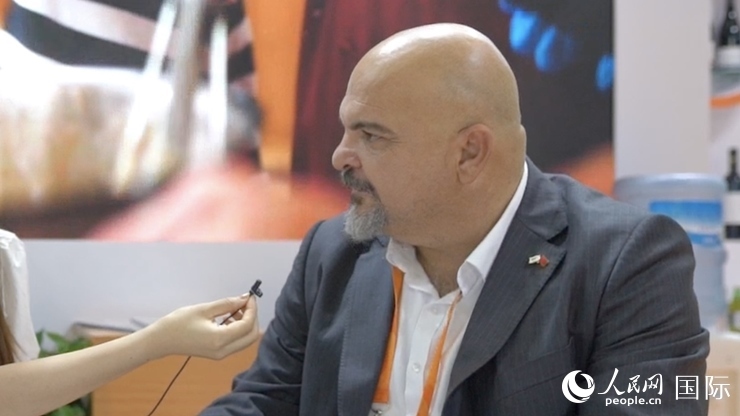 塞浦路斯首席經(jīng)濟(jì)商務(wù)參贊歐陽路接受記者采訪。人民網(wǎng) 王禹蘅攝