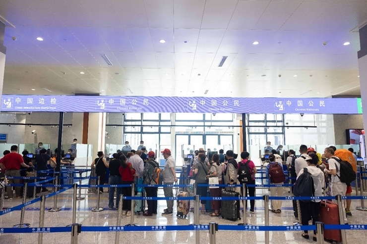 乘坐中老鐵路國(guó)際旅客列車(chē)的旅客在磨憨邊檢大廳排隊(duì)候檢。黃遠(yuǎn)飛 攝