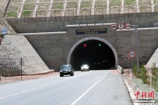 連接塔吉克斯坦南北的重要隧道之一哈特隆隧道由中國路橋承建，是塔國南北公路交通的重要干線道路，對促進(jìn)塔吉克斯坦南北交流和國民經(jīng)濟(jì)發(fā)展具有重要意義。田冰攝