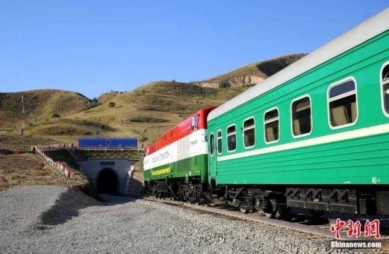 2016年8月24日，塔吉克斯坦“瓦赫達(dá)特-亞灣”鐵路通車。這是絲綢之路經(jīng)濟(jì)帶框架下首個開工并建成的鐵路項目，具標(biāo)志性意義。圖為火車進(jìn)入由中鐵十九局集團(tuán)有限公司承建的隧道。文龍杰 攝