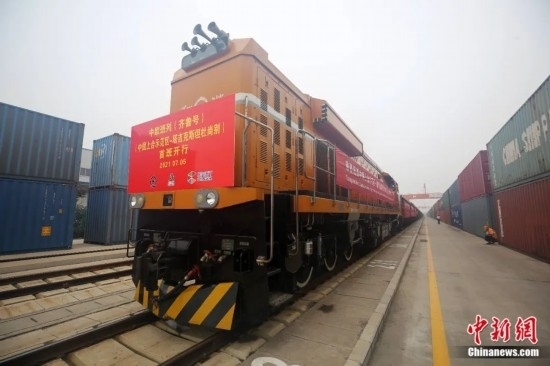 2021年7月5日，中國—上海合作組織地方經(jīng)貿(mào)合作示范區(qū)（簡稱“上合示范區(qū)”）前往塔吉克斯坦首都杜尚別的首班中歐班列（齊魯號）“上合快線”發(fā)出，從上合示范區(qū)青島多式聯(lián)運中心啟程，為中國及日本、韓國等周邊國家和地區(qū)與塔吉克斯坦經(jīng)貿(mào)往來提供了全新的物流解決方案。胡耀杰 攝