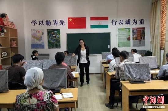 2014年，塔吉克斯坦國立民族大學(xué)的孔子學(xué)院內(nèi)，教師正在為塔吉克斯坦學(xué)生授課。田冰 攝