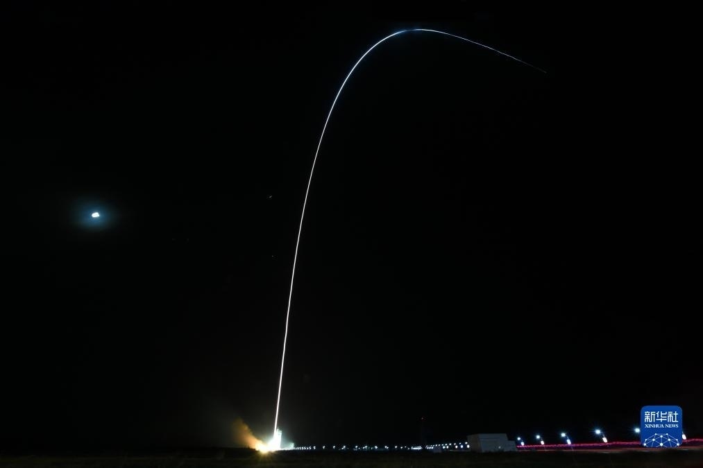 9月7日02時(shí)14分，我國(guó)在酒泉衛(wèi)星發(fā)射中心使用長(zhǎng)征四號(hào)丙運(yùn)載火箭，成功將遙感三十三號(hào)03星發(fā)射升空，衛(wèi)星順利進(jìn)入預(yù)定軌道，發(fā)射任務(wù)獲得圓滿成功。新華社發(fā)（汪江波 攝）