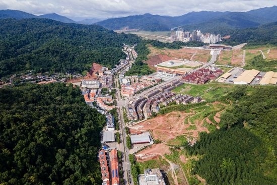 磨憨口岸俯瞰，右前方高層白色建筑群為老撾境內(nèi)。人民網(wǎng)記者 符皓攝