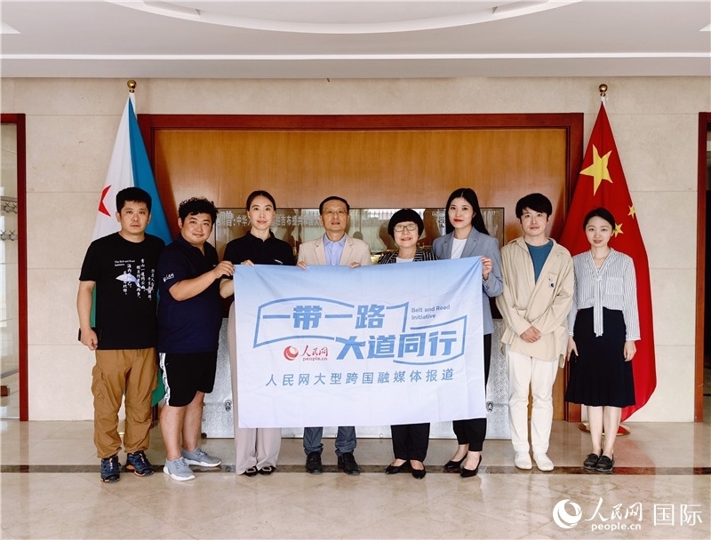 胡斌大使（左四）、使館工作人員與人民網(wǎng)監(jiān)事會(huì)主席唐維紅（右四）一行合影。