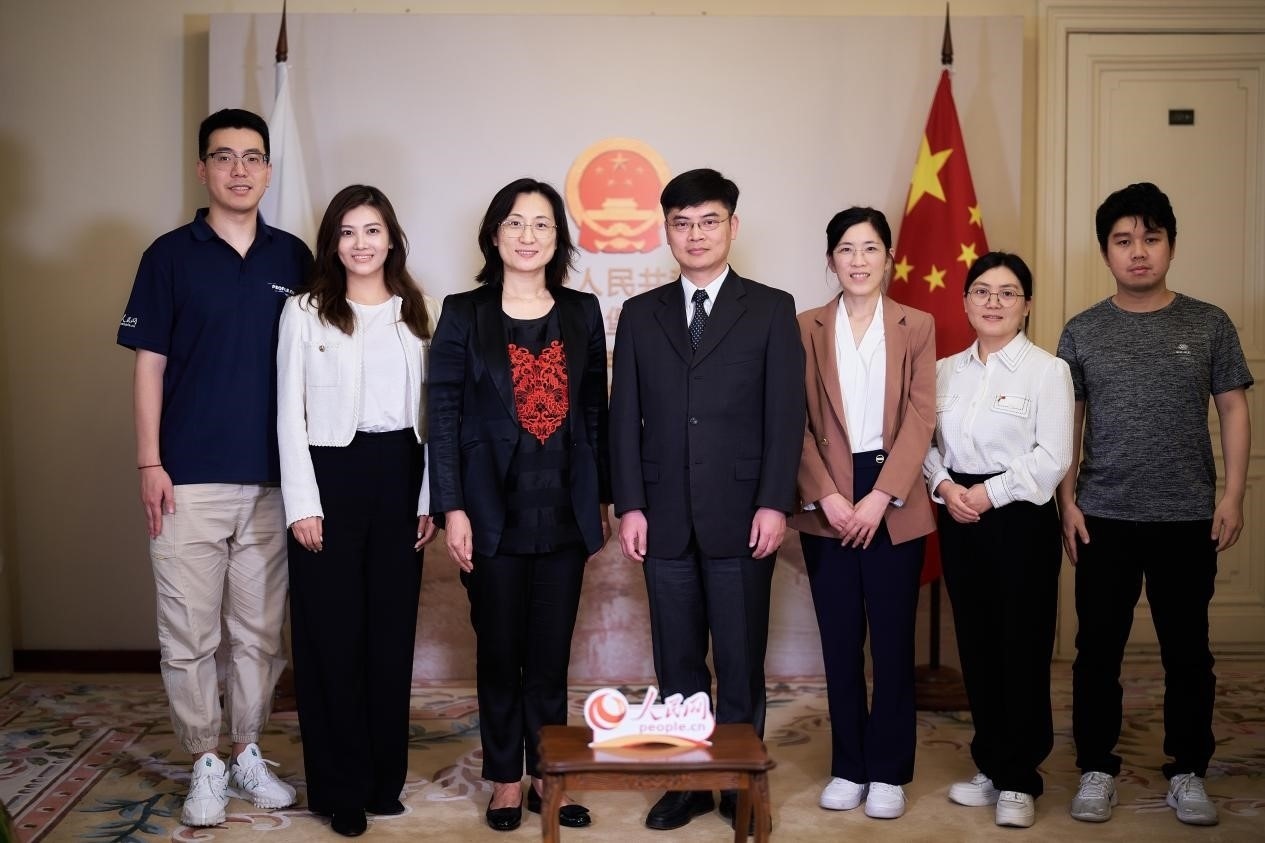 中國駐圣彼得堡副總領(lǐng)事張曉慶（左四）與人民網(wǎng)記者合影。