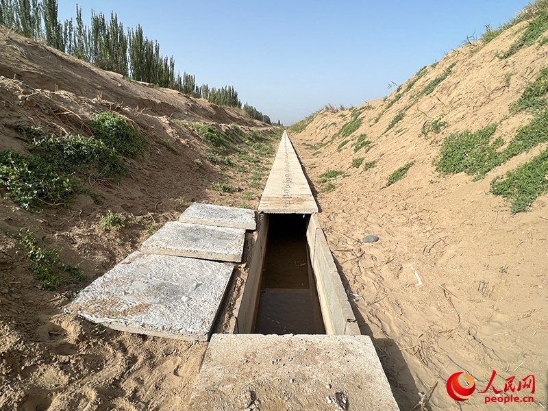 打開蓋板，可見水在寬一米、深一米的渠道內(nèi)暢通流過。人民網(wǎng)記者 常雪梅攝