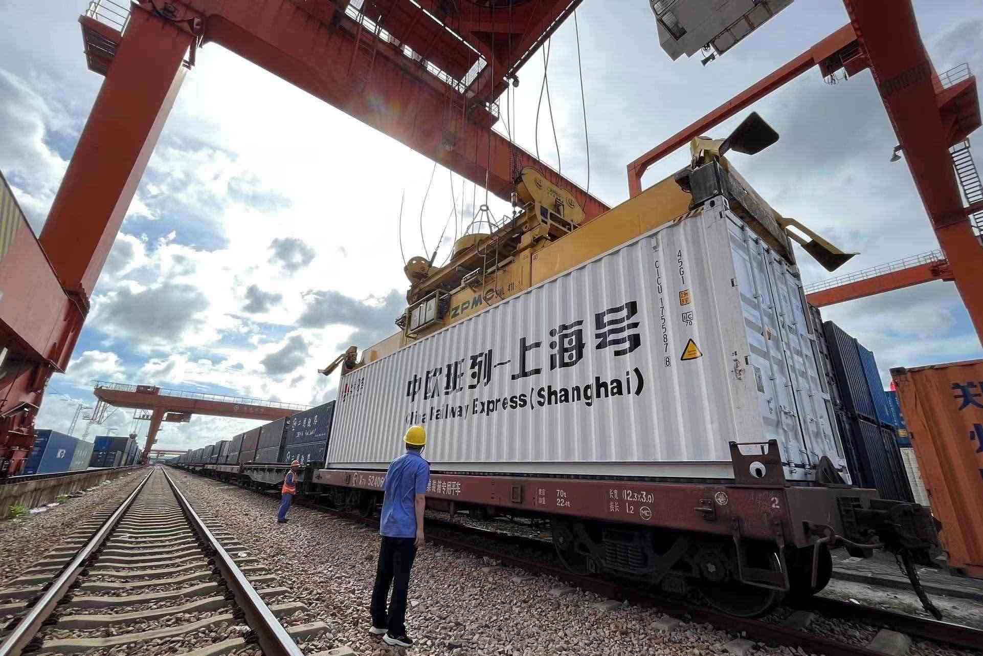 鐵路上海貨運中心閔行站貨場內(nèi)，吊機在貨運員的監(jiān)裝下進(jìn)行裝車落箱作業(yè)。人民網(wǎng) 皇甫萬里攝