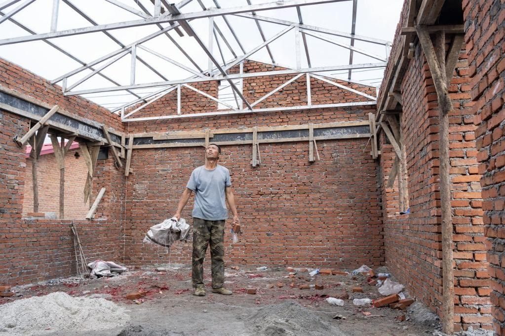 近日，在黑龍江省尚志市老街基鄉(xiāng)基豐村，村民劉環(huán)茂查看新建的房屋。新華社記者 謝劍飛 攝