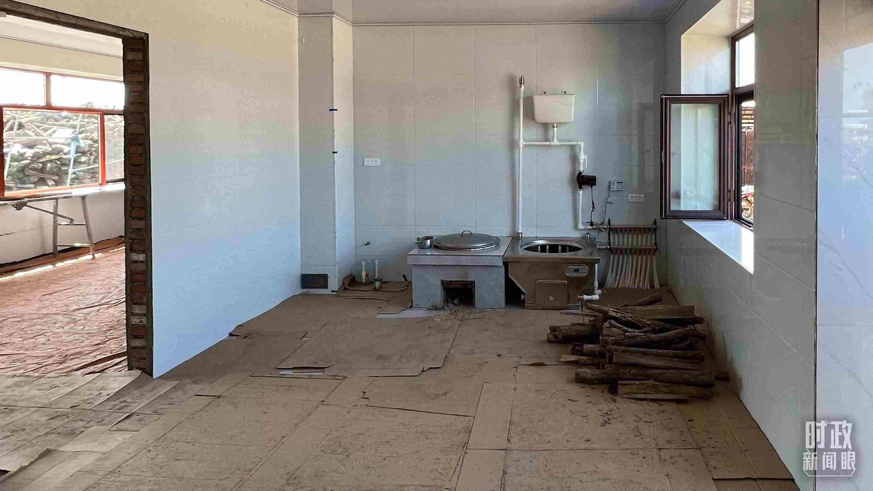 △龍王廟村內(nèi)，受災(zāi)房屋內(nèi)部正在進(jìn)行翻修。（總臺央視記者邢彬拍攝）