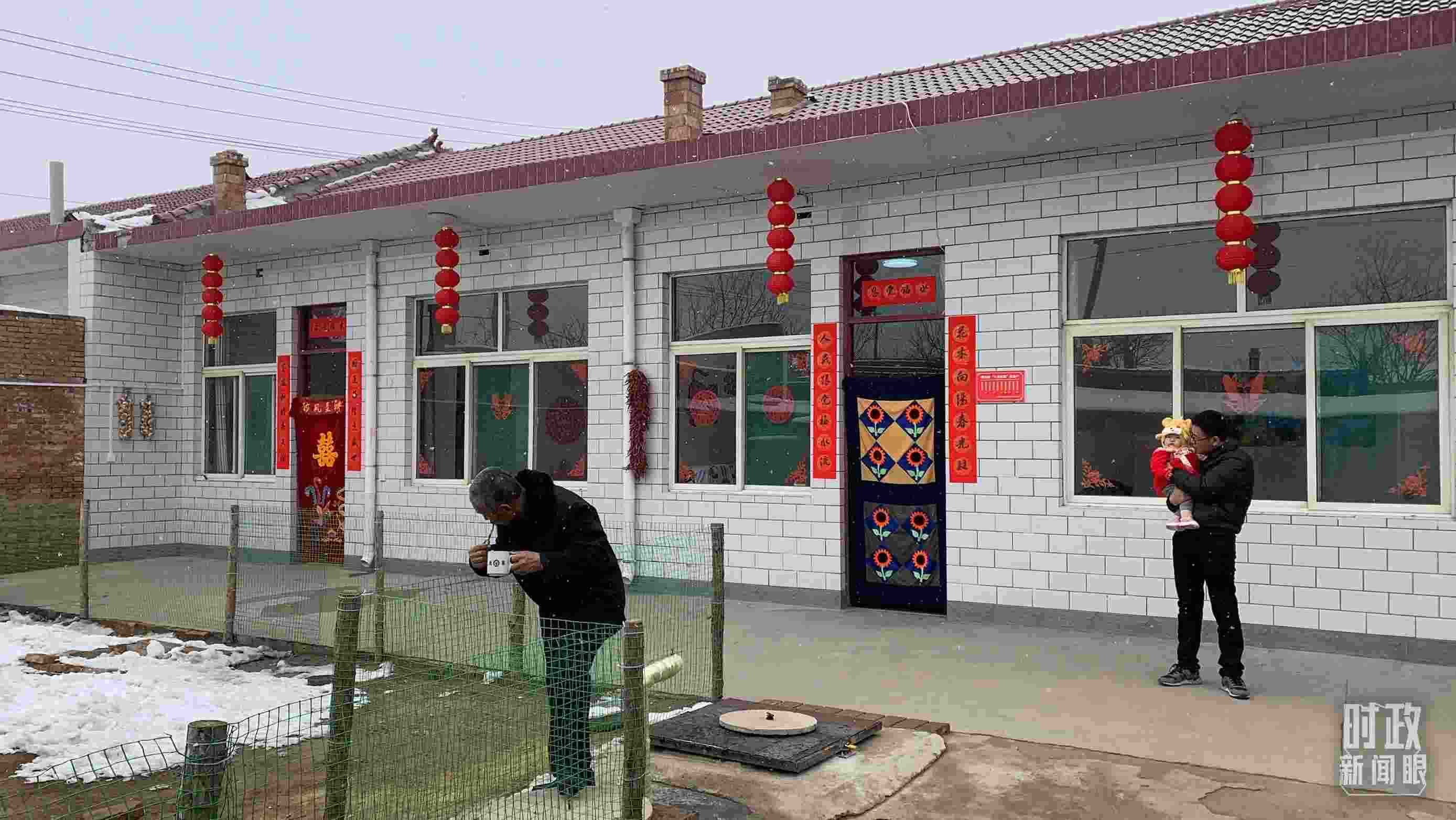 △ 當(dāng)年春節(jié)來臨之前，馮南垣村受災(zāi)村民全部搬進(jìn)了新家。（總臺央視記者段德文拍攝）