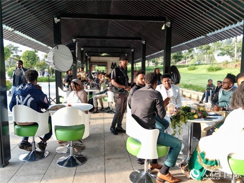 友誼廣場的果汁店一座難求。人民網(wǎng)記者 陳星星攝