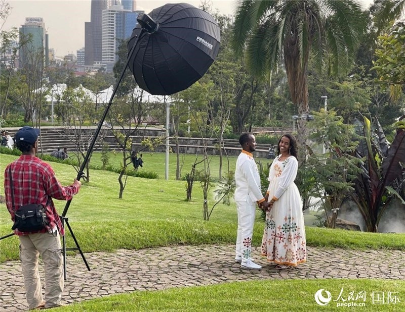 一對新人在友誼廣場拍照。人民網(wǎng)記者 趙艷紅攝