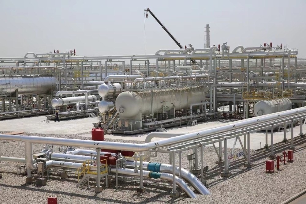 圖為位于伊拉克米桑省阿瑪拉市，由中國石油、道達(dá)爾、馬來西亞石油合資建設(shè)的哈法亞油田油氣處理站。中國石油哈法亞公司/供圖