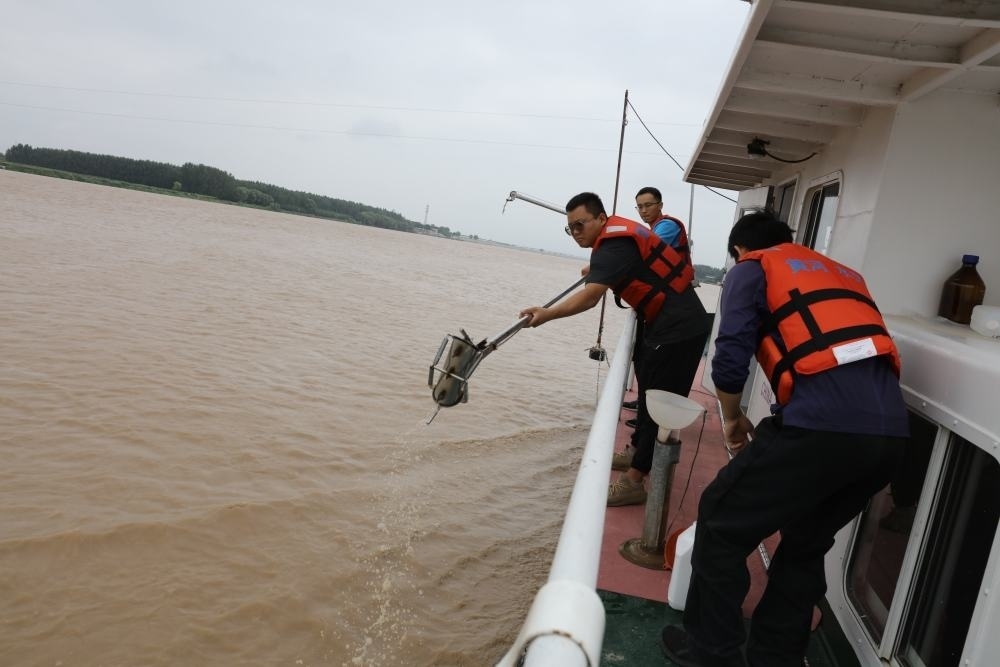 2023年6月29日，調(diào)水調(diào)沙期間，黃河下游利津水文站工作人員在進(jìn)行取沙作業(yè)。新華社記者 劉詩(shī)平 攝