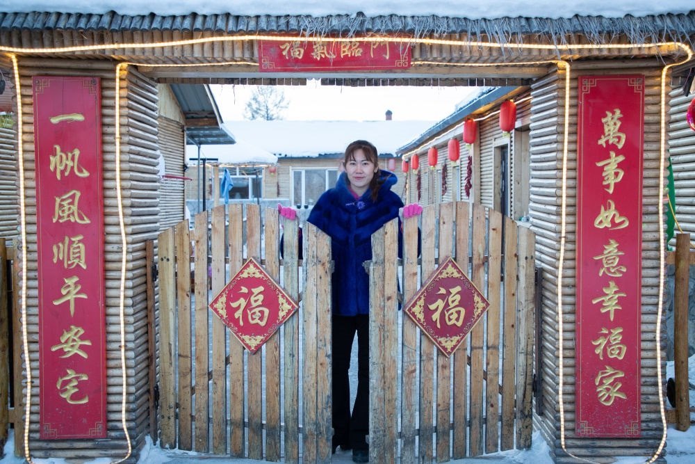 北極村民宿經(jīng)營者史瑞娟在門前迎候入住的游客（2023年1月7日攝）。
