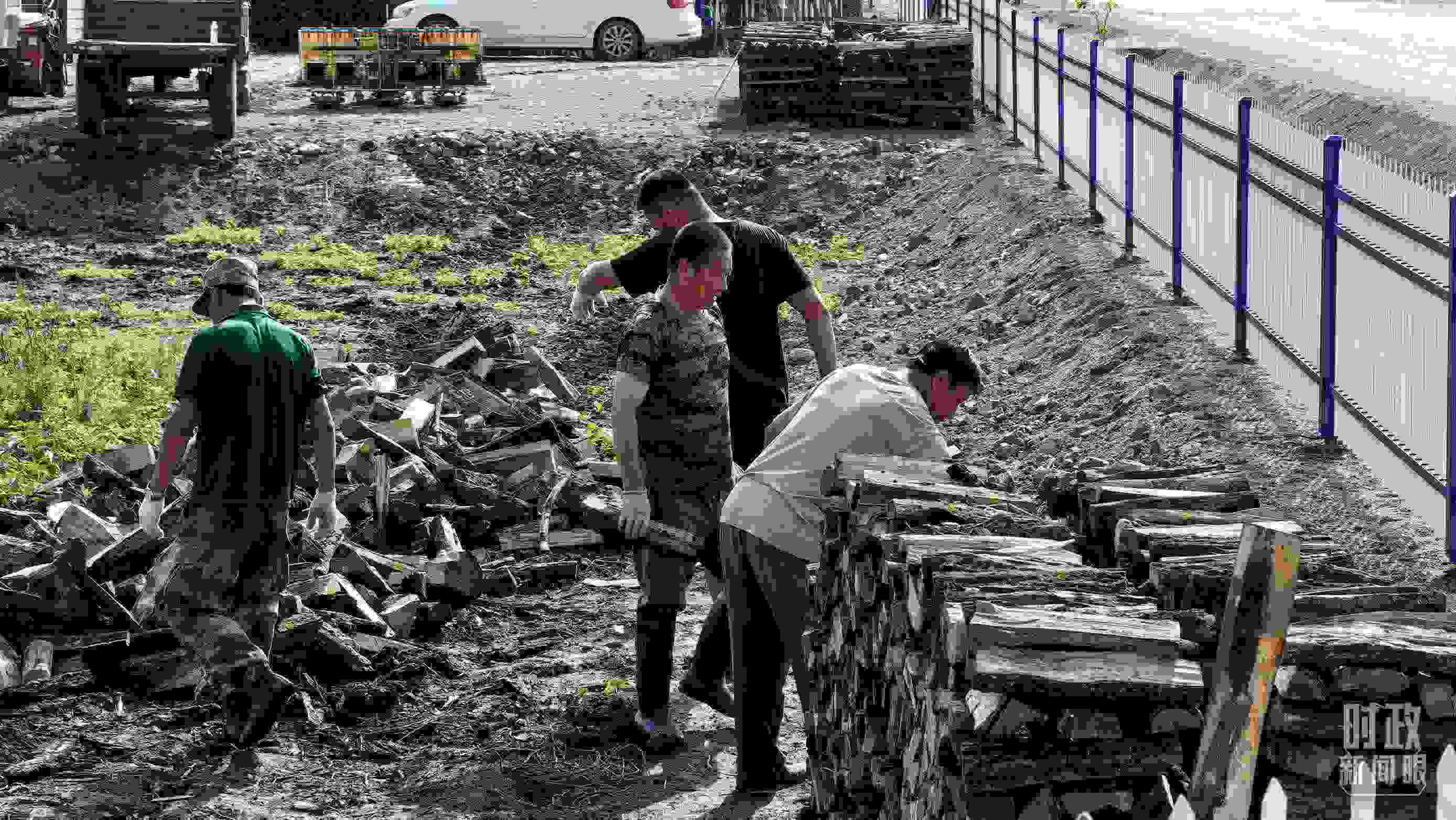 △村民正在整理家中被洪水沖垮的柴火垛。（總臺(tái)央廣記者潘毅拍攝）
