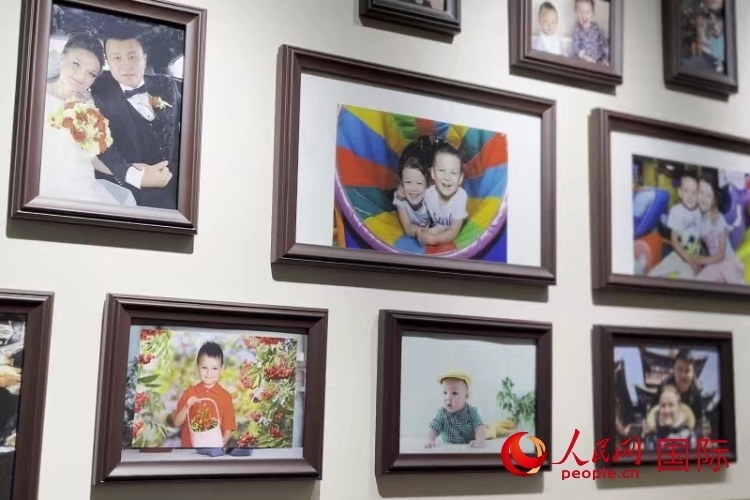 照片墻記錄每個(gè)幸福的瞬間。 人民網(wǎng) 皇甫萬(wàn)里攝