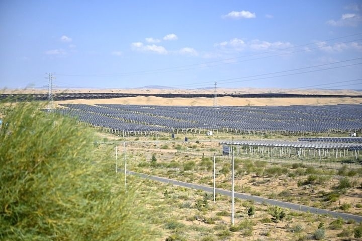 這是2023年8月24日拍攝的內(nèi)蒙古鄂爾多斯市達(dá)拉特光伏基地。新華社記者 賀書(shū)琛 攝