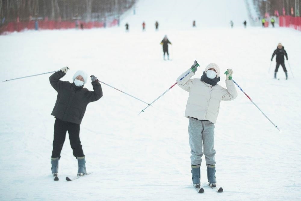 △2023年1月7日，游客在北極村滑雪場內(nèi)體驗滑雪。