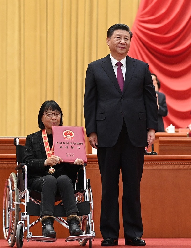 2021年2月25日，全國脫貧攻堅(jiān)總結(jié)表彰大會(huì)在北京人民大會(huì)堂隆重舉行。習(xí)近平為全國脫貧攻堅(jiān)楷模榮譽(yù)稱號獲得者張桂梅頒獎(jiǎng)。