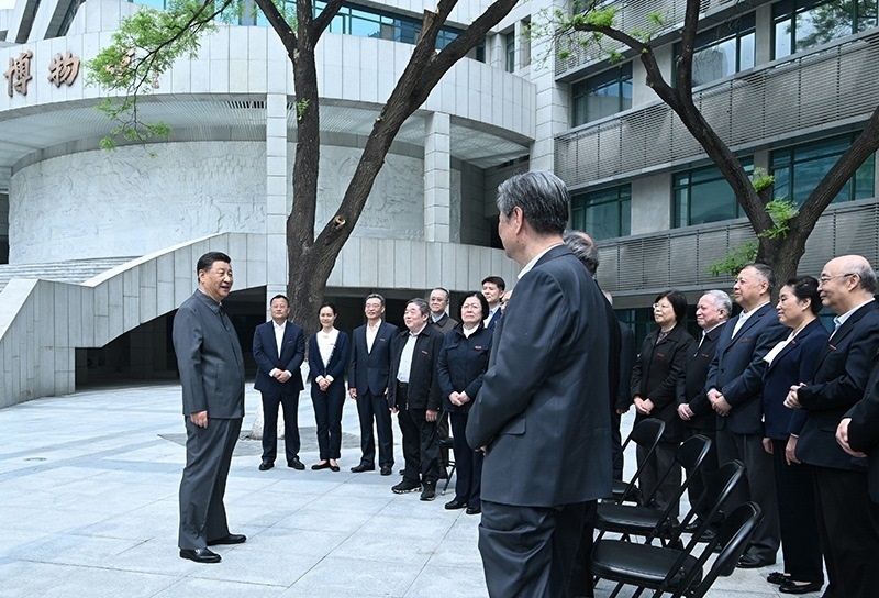 2022年4月25日，習(xí)近平總書記來到中國人民大學(xué)考察調(diào)研，在博物館門前廣場上，同老教授、老專家和中青年骨干教師代表親切交談。