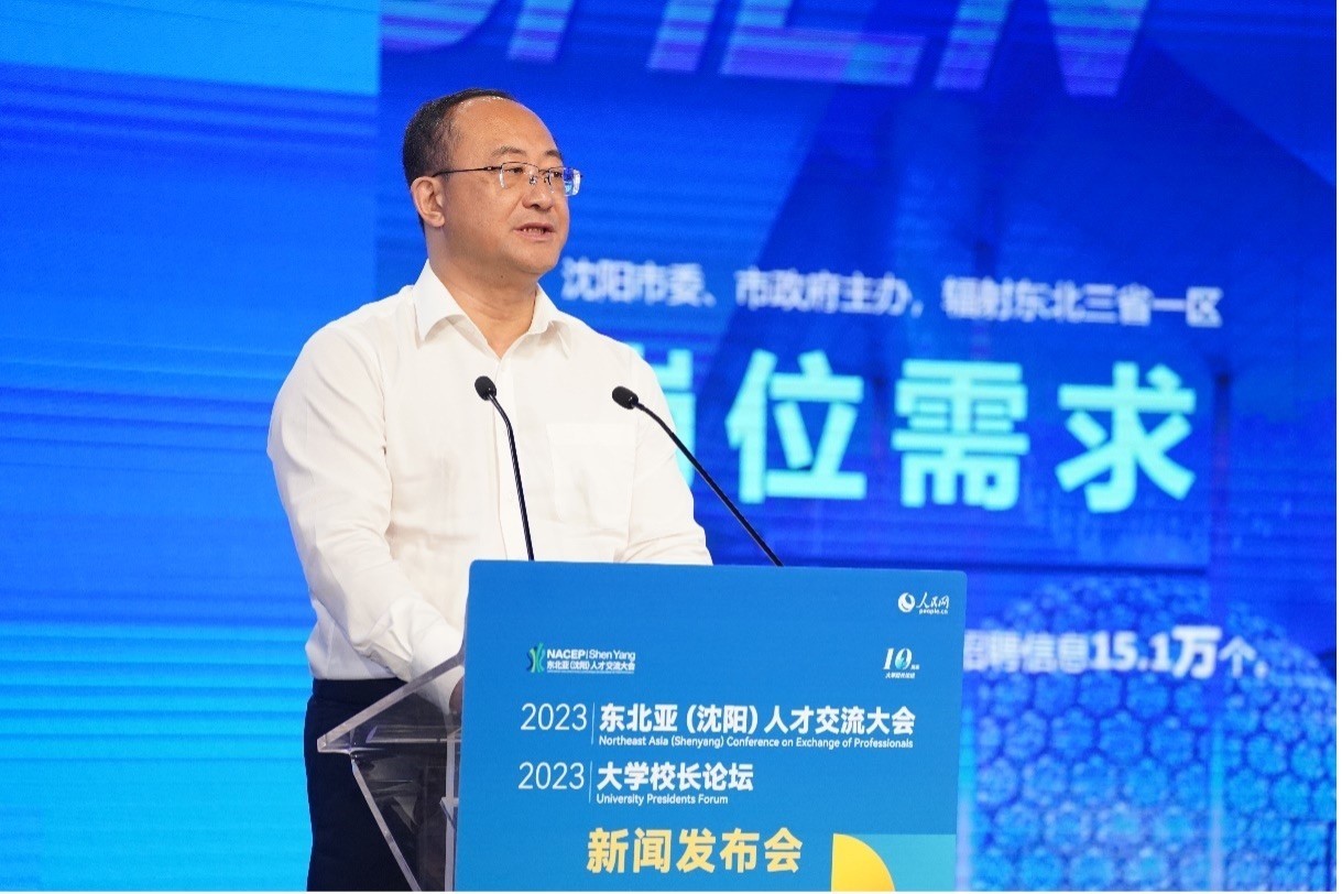 遼寧省沈陽市人力資源和社會(huì)保障局黨組書記、局長(zhǎng)王志剛發(fā)布崗位需求和人才政策。人民網(wǎng)記者 馬天翼攝