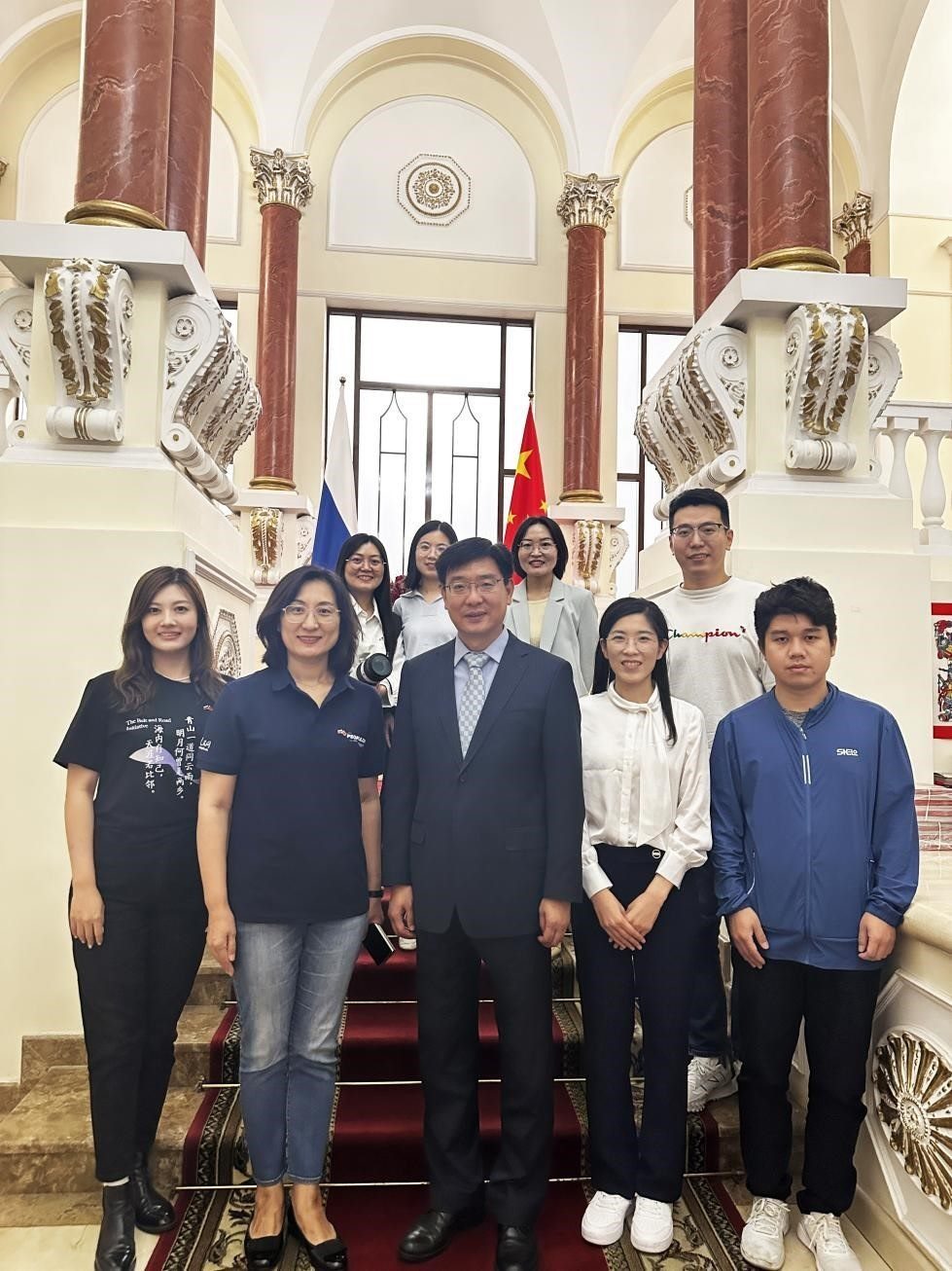 中國駐俄羅斯大使館公使銜文化參贊、莫斯科中國文化中心主任封立濤（前排中）與人民網(wǎng)記者合影。