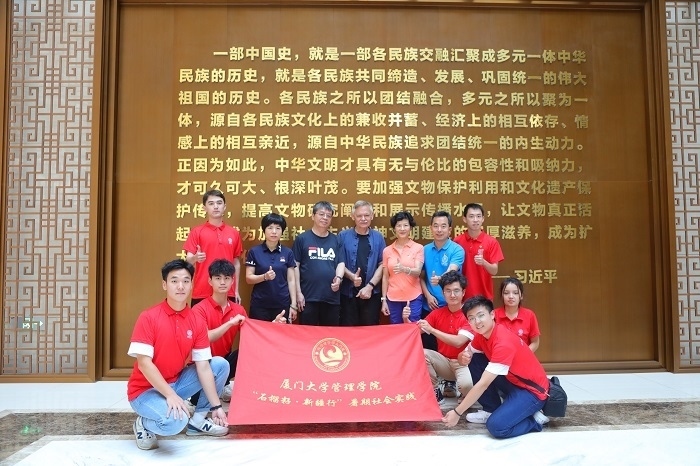 潘維廉和實(shí)踐隊(duì)師生在昌吉州博物館合影。主辦方供圖