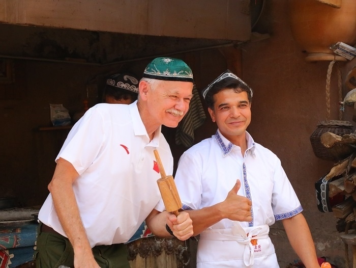 潘維廉和維吾爾族創(chuàng)業(yè)青年合影。主辦方供圖