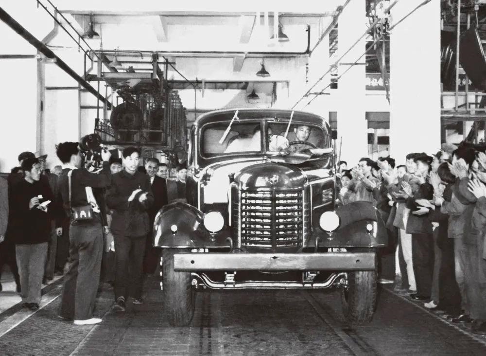 △1956年7月13日，第一輛解放牌汽車駛下裝配線。
