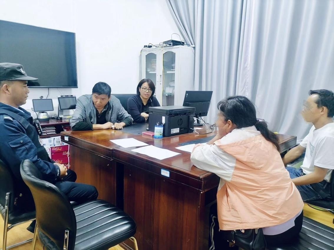 2023年8月4日，和立峰（左二）在調(diào)解一起家庭婚姻糾紛。受訪者供圖