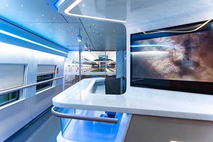 復(fù)興號(hào)亞運(yùn)智能動(dòng)車組列車車廂。上海鐵路局融媒體中心供圖