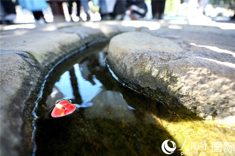 圖為水渠里流過的“桃心”蠟燭。人民網(wǎng) 盧鵬宇攝