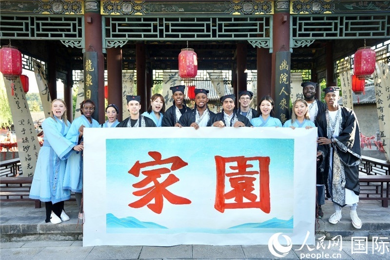 選手們共同寫下的“家園”。人民網(wǎng) 盧鵬宇攝