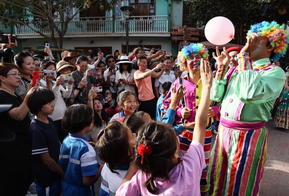 演員與小朋友在新疆喀什古城景區(qū)互動(dòng)（2023年9月7日攝）。新華社記者 蘭紅光 攝