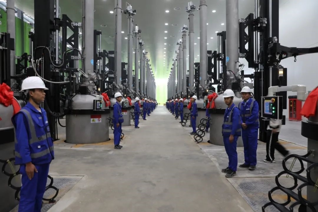 晶科能源二期20GW拉棒切方項(xiàng)目投產(chǎn)現(xiàn)場(chǎng)。南川工業(yè)園區(qū)管委會(huì)供圖