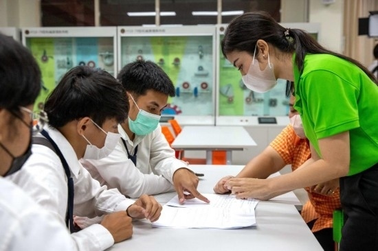 3月14日，在泰國大城府大城技術(shù)學(xué)院魯班工坊，教師（右一）給學(xué)生上課。新華社記者 王騰 攝