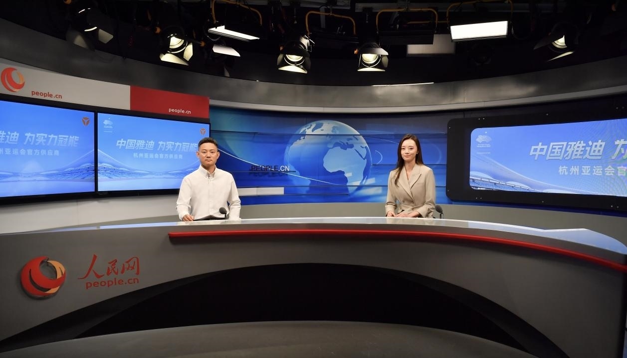 雅迪科技集團(tuán)全球營(yíng)銷(xiāo)與服務(wù)總裁王家中接受人民網(wǎng)記者采訪。人民網(wǎng)記者 于凱攝