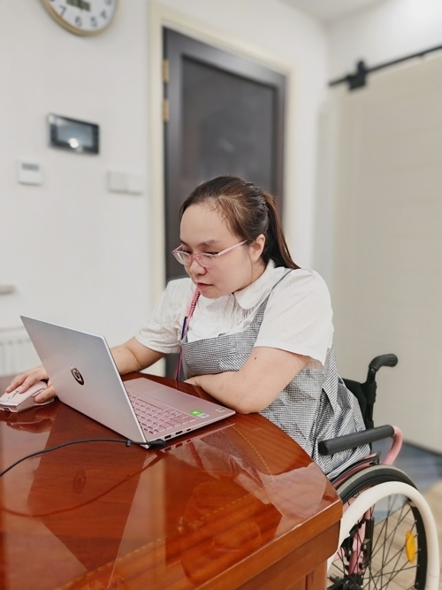 杜誠誠在準(zhǔn)備電影講解稿。 魏涵玉攝