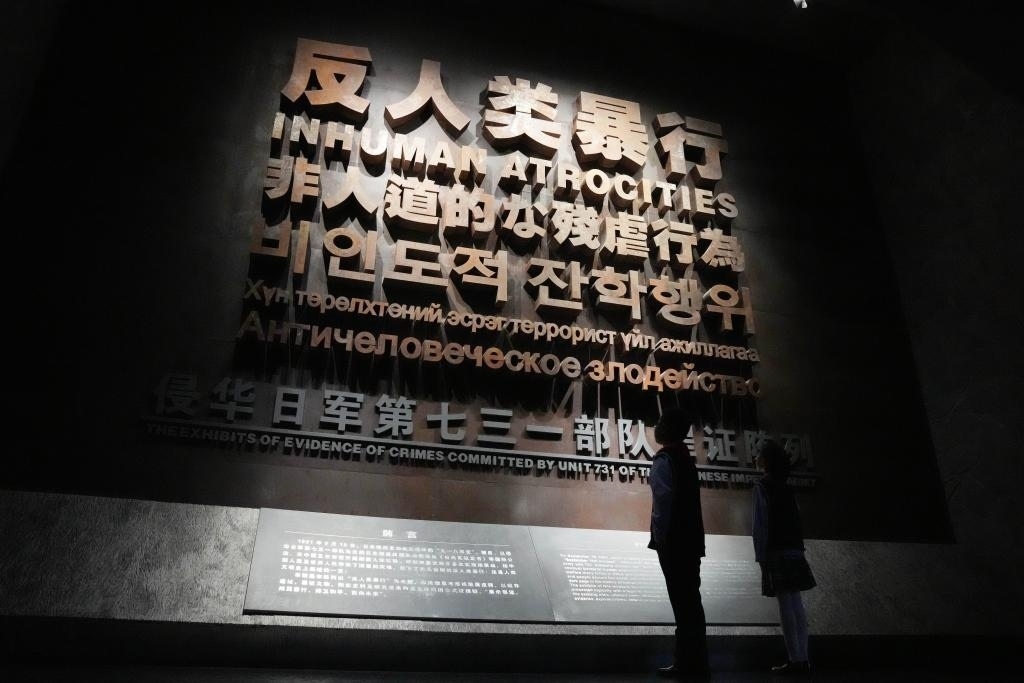 9月18日，青少年在侵華日軍第七三一部隊(duì)罪證陳列館內(nèi)參觀。新華社記者 王建威 攝