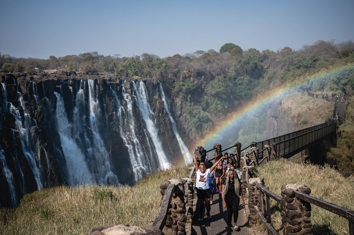 8月21日，游客在贊比亞觀賞維多利亞瀑布景色。