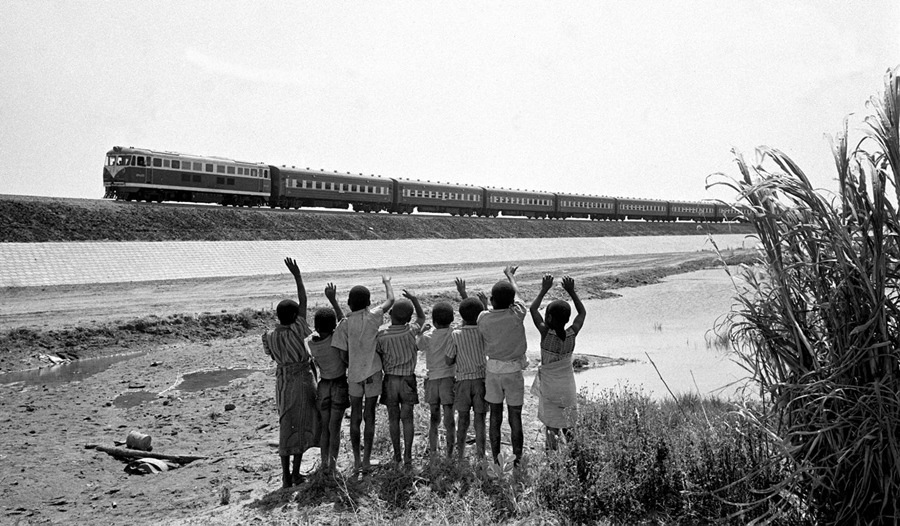 贊比亞魯西瓦西湖畔的少年兒童歡迎坦贊鐵路的列車通到他們的家鄉(xiāng)（1976年攝）。