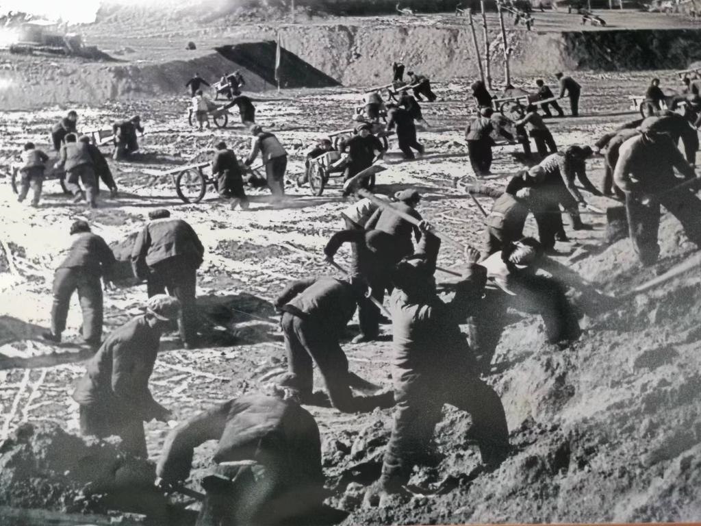 20世紀70年代，高西溝人治理水土流失場景。（資料圖片）