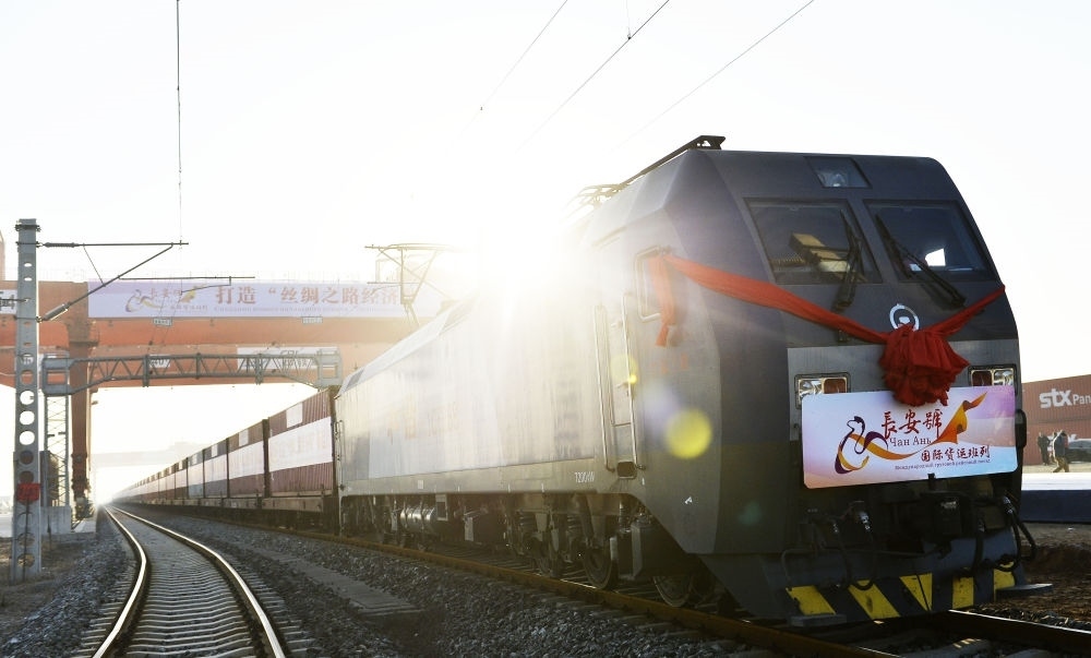 2013年11月28日，首趟由西安發(fā)往哈薩克斯坦阿拉木圖的長(zhǎng)安號(hào)國(guó)際貨運(yùn)列車等待出發(fā)。新華社記者 劉瀟 攝