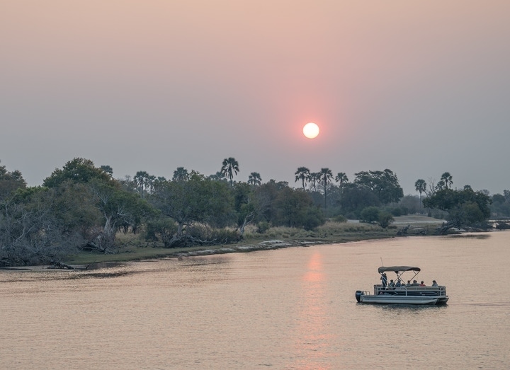 8月23日，在贊比亞拍攝的贊比西河上的游船。