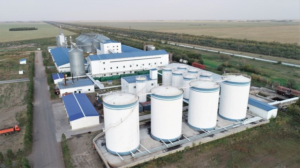 這是2022年9月2日在哈薩克斯坦北哈薩克斯坦州拍攝的愛(ài)菊農(nóng)產(chǎn)品物流加工園區(qū)（無(wú)人機(jī)照片）。新華社發(fā)（奧斯帕諾夫攝）