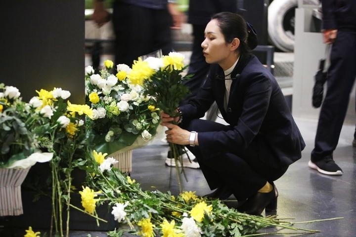 9月18日，工作人員在侵華日軍第七三一部隊(duì)罪證陳列館整理花束。新華社記者 石楓 攝